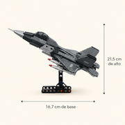 Medidas del avión J-35 armable: 21,5 cm de alto y 16,7 cm de base
