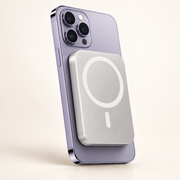 Power Bank magnético inalámbrico de 5000 mAh adherido a un teléfono